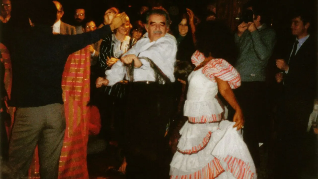'Totó, La Momposina' baila con Gabriel García Márquez en Estocolmo, Suecia (1982).